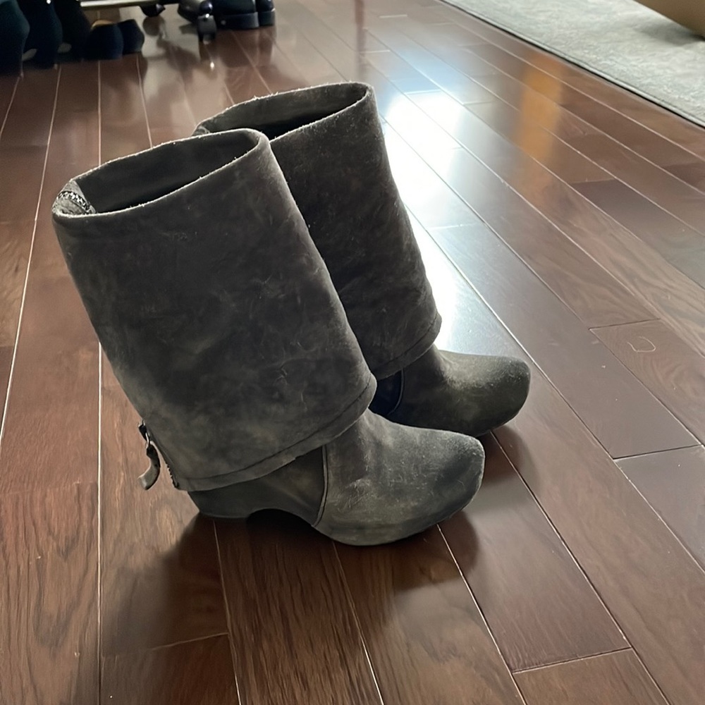 Vera Wang Lavendar boots in distressed grey suede